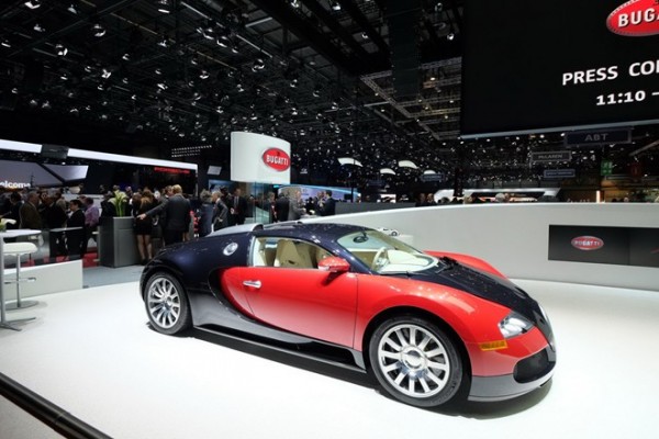 Chiếc Veyron mang số No.1 được trưng bày bên cạnh "cậu út" nhà Veyron.