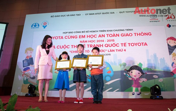 Bà Đoàn Thị Yến, Phó Tổng Giám đốc TMV trao phần thưởng cho 3 em đạt giải thi vẽ tranh quốc tế Toyota