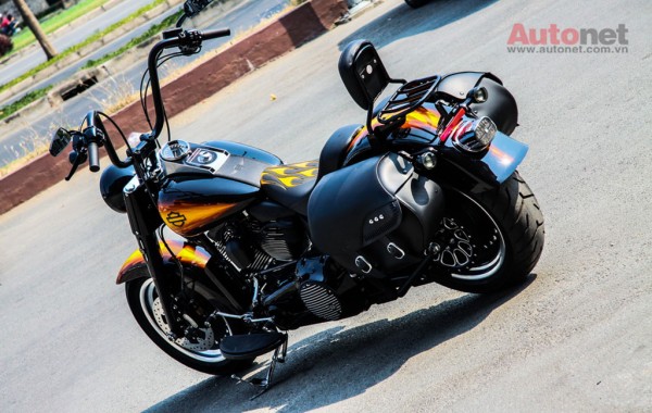 các chi tiết như tay lái, yên xe mới, lọc gió, ống xả…được thay bằng phu kiện chính hãng với tông màu đen theo phong cách Dark Custom của Harley-Davidson.
