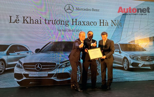 Đại diện của Mercedes-Benz Việt Nam trao giấy chứng nhận cho đại lý Haxaco Hà Nội
