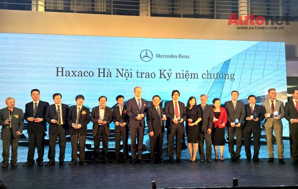 Đại diện của Haxaco Hà Nội trao kỷ niệm chương 
