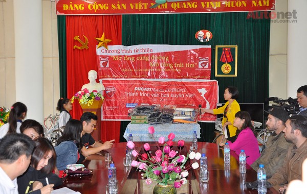 Đại diện Ducati Việt Nam - bà Vũ Bích Trang cùng Club Ducati tại Hà Nội cùng có mặt tại buổi lễ tặng quà tại Sơn La