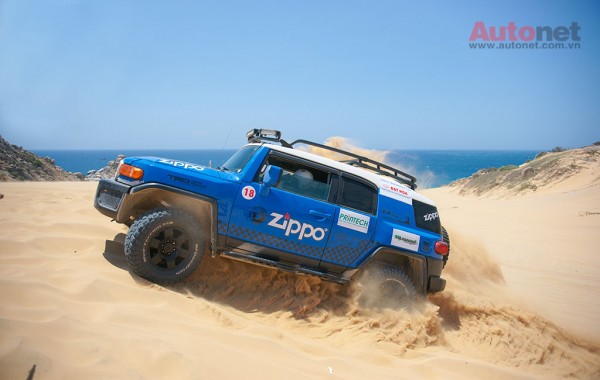 Toyota FJ leo đồi cát một cách đầy uy lực