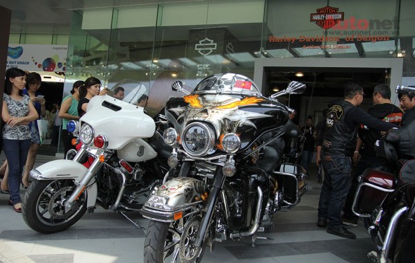 sự xuất hiện của chiếc Harley-Davidson Electra Glide Ultra phiên bản Police thu hút sự chú ý đông đảo người xem