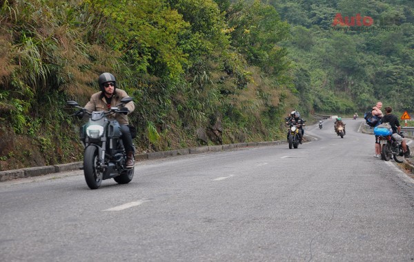 Những-chiếc-xe-Ducati-cùng-nhau-chinh-phục-đèo-Hải-Vân,-một-trong-những-đèo-đẹp-nhất-tại-Việt-Nam