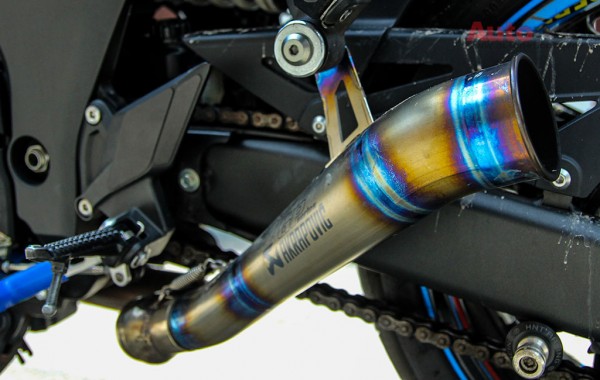 Ống xả Akrapovic Megafone MotoGP full Titanium mang âm thanh đầy mạnh mẽ và uy lực.