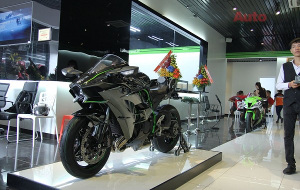 Siêu mô tô Kawasaki H2 có mặt tại showroom Max Moto Sài Gòn