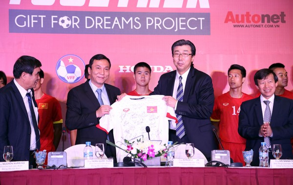 Ông Trần Quốc Tuấn thay mặt VFF trao tặng chiếc áo có chữ ký của đội tuyển U23 Quốc gia cho ông Minoru Kato - TGĐ Honda Việt Nam