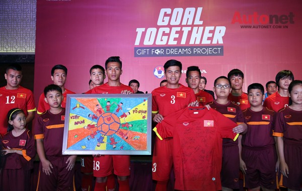 Đội U23 Việt Nam trao đổi những món quà tặng đầy ý nghĩa cho các em nhỏ có niềm đam mê bóng đá