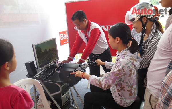 Đội ngũ Honda Việt Nam hướng dẫn người tham gia lái xe an toàn trên mô hình giả lập