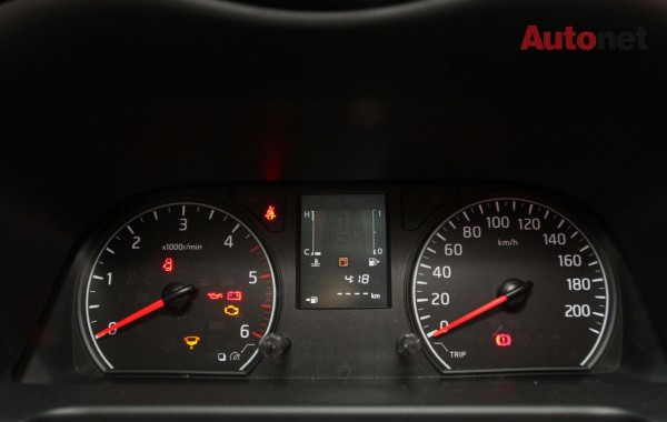 Đồng hồ hiển thị đa thông tin cho phép bạn dễ dàng xem mức tiêu hoa nhiên liệu tức thời, thời điểm chuyển số, quãng đường tổng và quãng đường hành trình