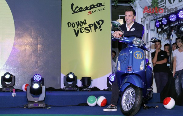 Del Piero bên chiếc Vespa Sprint phiên bản mang chính tên mình
