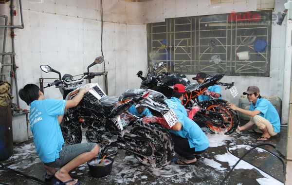 The KTM duo is washed before the departure 