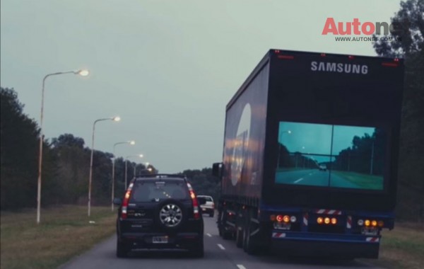 Safety Truck của Samsung cho phép người đi sau xe tải quan sát rõ tuyến đường phía trước để đưa ra quyết định
