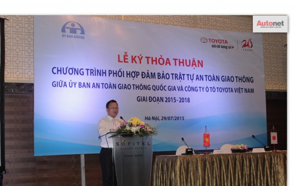 Ông Khuất Việt Hùng, Phó Chủ tịch Uỷ ban ATGT Quốc cho biết: Một trong những nhiệm vụ trọng tâm của chương trình là tuyên truyền nâng cao ý thức chấp hành luật lệ ATGT