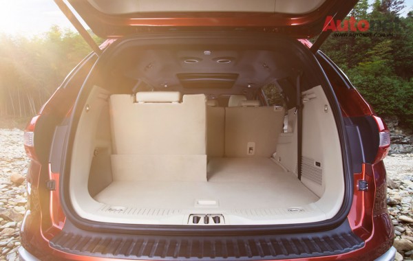 The luggage compartment’s volume can be increased to 2.010 liters when all rear seats are folded