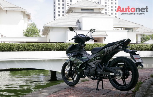 Nhiều chi tiết của Exiciter 150 Camo được lấy cảm hứng từ dòng xe đua huyền thoại YZR-M1 của đội đua MotoGP Yamaha 