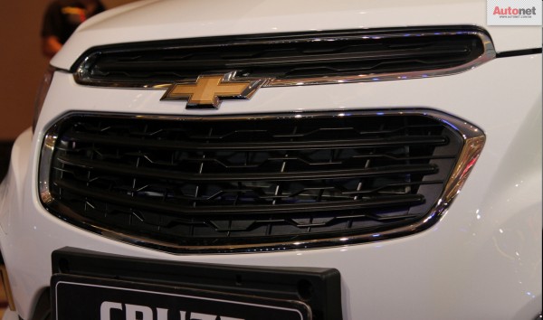 The highlight of the front fascia comes from the large 2-story grille with Chevrolet logo in the middle