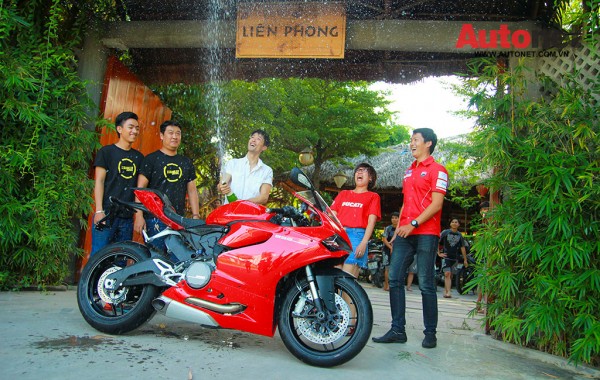 Johnny Trí Nguyễn bật tung nắp Champagne chào đón thành viên thứ 3 trong bộ sưu tập Ducati của anh