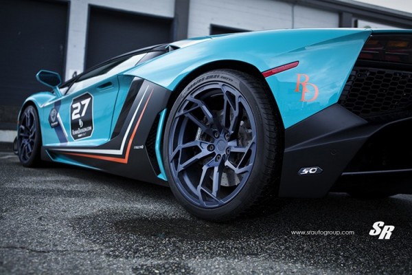 Bộ la-zăng có phong cách thiết kế giống ở chiếc Lamborghini Egoista.