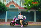 Nữ biker 9x cá tính bên Honda CB1000R Hello Kitty.