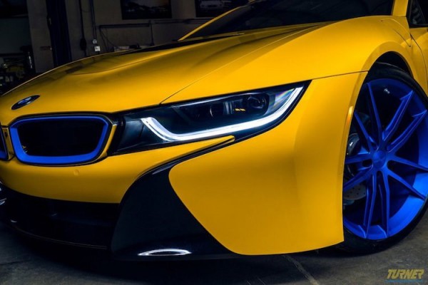 Tổng thể xe được chuyển thành tông màu vàng chủ đạo và xanh tô điểm thêm ấn tượng