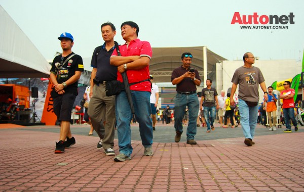 Chỉ vừa mới mớ cửa, trường đua Sepang đã có hàng loạt lượt khách và người hâm mộ kéo đến ngay từ sớm