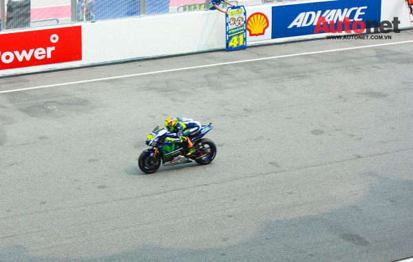 Màn tăng tốc bám đuổi hai vị trí dẫn đầu của Rossi