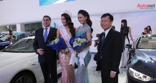 Gian hàng của BMW gây chú ý với sự có mặt của 2 gương mặt hoa hậu và á hậu Việt Nam