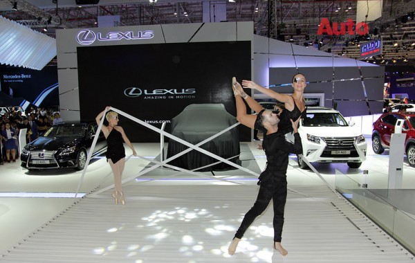 Màn biểu diễn sử dụng hai màu trắng và đen làm nổi bật tính sang trọng và đẳng cấp của gian hàng Lexus