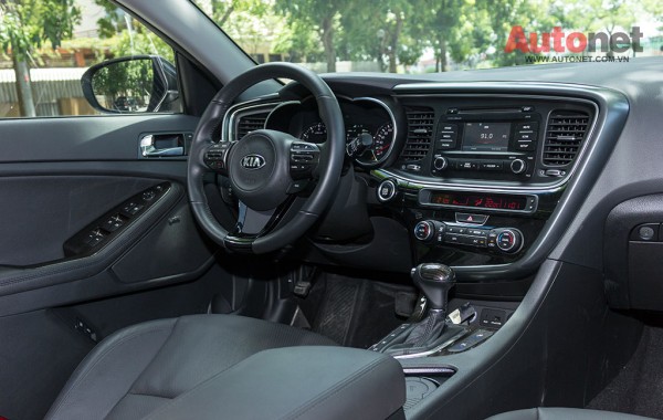 Khoang lái được thiết kế hướng tới người điều khiển theo phong cách của Audi