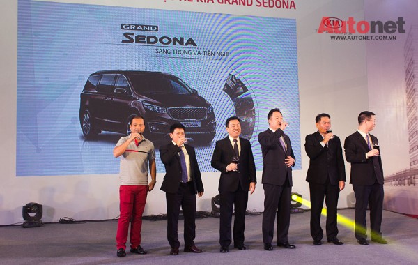 The first customers to order the new Grand Sedona in Hanoi