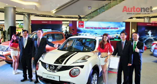 Ban lãnh đạo Nissan Việt Nam bên chiếc Juke 