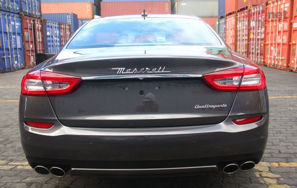 Phía sau ấn tượng với bộ ống xả đôi cho hai bên, đèn hậu đơn giản và logo Maserati đặt giữa 