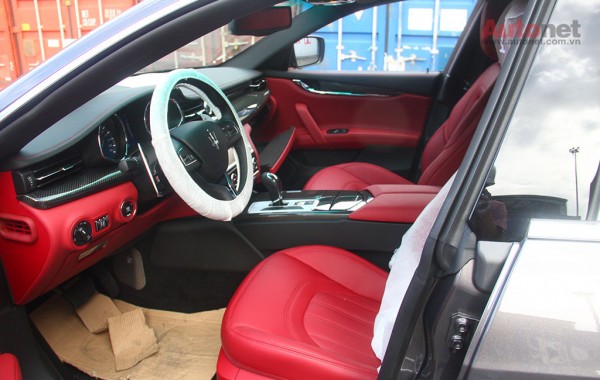 Nội thất của chiếc Maserati Quattroporte nổi bật với tông màu đỏ chủ đạo, bảng cần số được đẩy lên cao vừa tay người lái