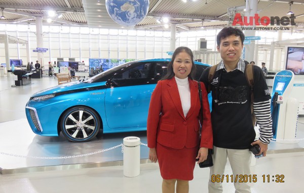 Nguyễn Bá Chung và mẹ tại Trung tâm trưng bày Mega Web của Toyota