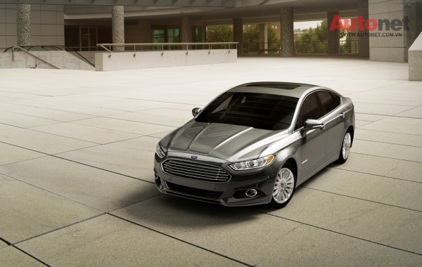 2015-Ford-Fusion-Hybrid-fro