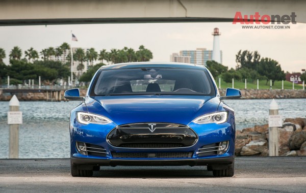 2015-Tesla-Model-S-P90D-front-end
