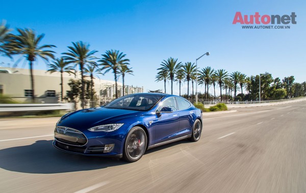 2015-Tesla-Model-S-P90D-front-three-quarter-in-motion-07