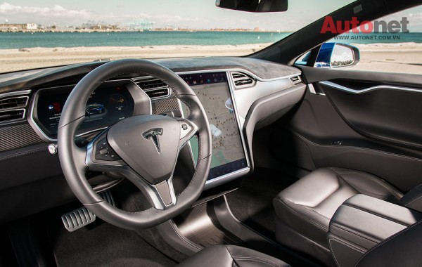 2015-Tesla-Model-S-P90D-interior1