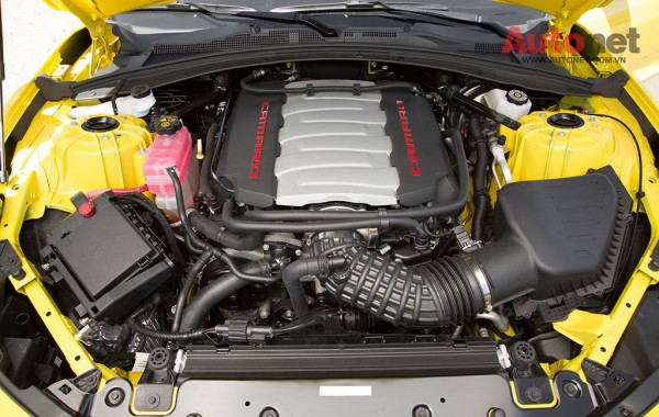 2016-Chevrolet-Camaro-SS-V-8-engine-02