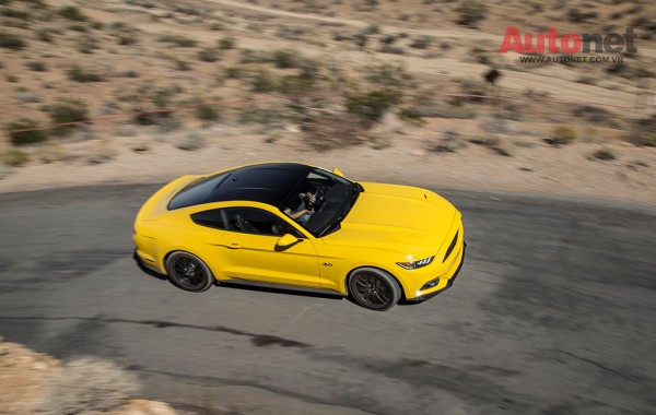 2016-Ford-Mustang-GT-top-view-in-motion
