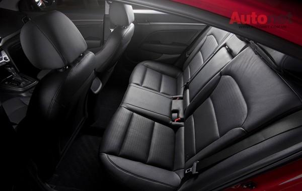 2017-Hyundai-Elantra-rear-interior-seats-03