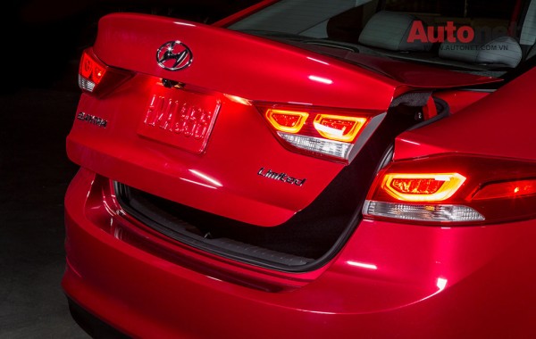2017-Hyundai-Elantra-rear-trunk