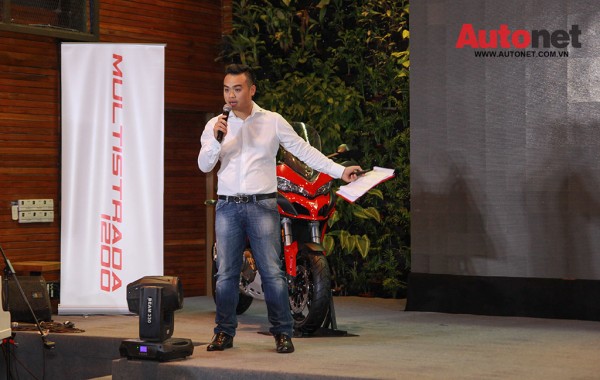 Ông Hà Anh Tú - Nhân viên Ducati Việt Nam đang giới thiệu các tính năng mới trên chiếc Multistrada 1200 mới