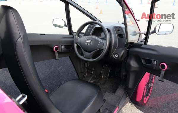 Toyota-i-Road-interior