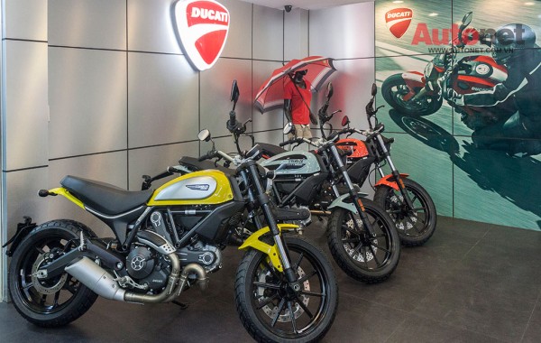 Khu vực trưng bày Ducati Scrambler với hai phiên bản cùng hai mức dung tích xi-lanh
