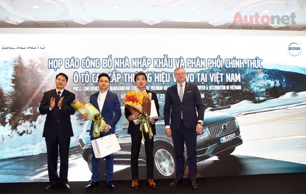 The first 2 customers to order Volvo XC90 at Bac Au Auto