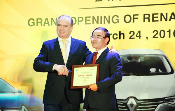 Mr. Xavier Coiffard - General Manager of Renault Vietnam to hand over certifications to Renault Dak Lak representative