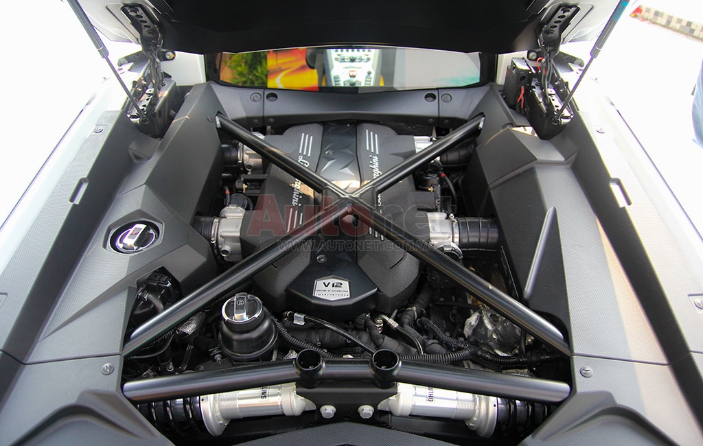 Lamborghini Aventador sở hữu động cơ V12 6.5L lít hoàn toàn mới, sản sinh 700hp, 690 Nm